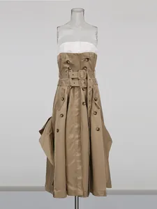 Elegante strapless trenchjurk met dubbele knopen in kaki met riem en witte rand