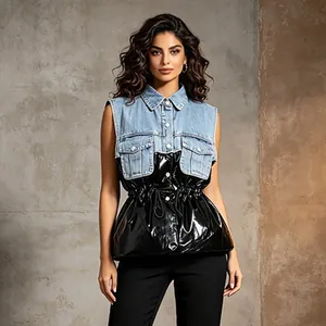 Detailweergave van de stijlvolle denim en glanzend zwarte lederen patchwork vest
