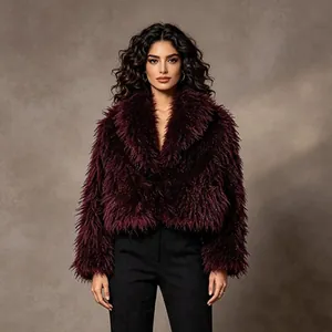Modieuze wijnrode faux fur korte jas met dichte textuur en een elegante reverskraag