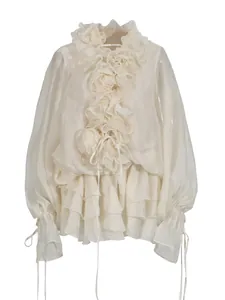Elegante Franse witte chiffon blouse met ruches bloem applicaties en strikmanchetten.