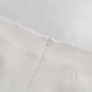 Primo piano del dettaglio della cerniera invisibile su una gonna blazer bianca di qualità