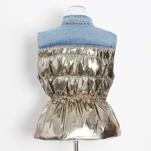 Detailweergave van dit denim patchwork gilet met ingesnoerde taille en gouden afwerking.