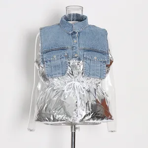 Detailweergave van mode denim patchwork vest met zilveren metallic stof en taille trekkoord