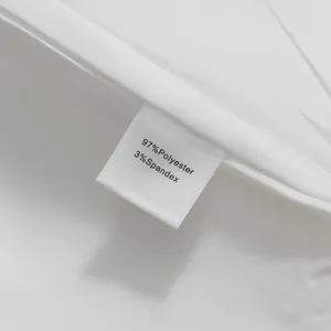 Dettaglio etichetta composizione 97% poliestere e 3% spandex su indumento bianco