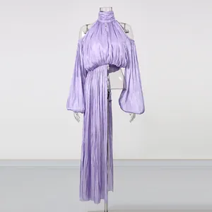 Detailansicht einer lila schulterfreien Stehkragenbluse mit schimmerndem Stoff und Quasten.