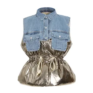 Detailopname van een damesvest van denim en goudkleurig metallic patchwork met koord.