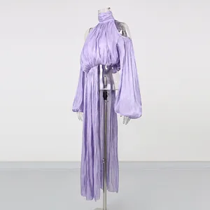 Elegante lavendelfarbene Bluse mit Stehkragen, Cut-outs und langen, drapierten Bahnen