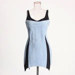 Vestido mini de mezclilla patchwork ajustado con paneles laterales negros y tirantes