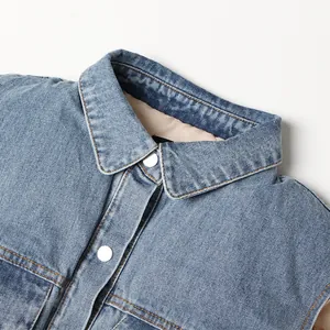 Detailopname van de klassieke puntkraag van een trendy gewassen blauw denim vestje