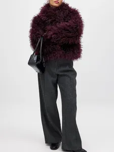 Elegante bordeauxrode faux fur jas voor dames, premium winter mode bovenkleding