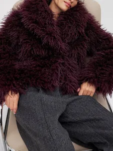 Modieuze wijnrode faux fur jas voor dames gecombineerd met grijze visgraatbroek