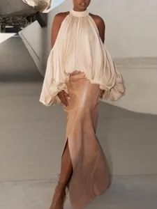 Elegante französische Chiffon-Bluse mit freien Schultern und Rock mit hohem Schlitz