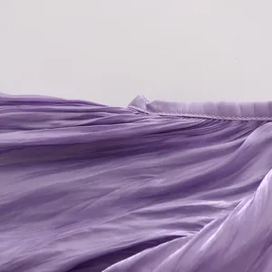 Detailansicht der feinen Nähte und Faltenstruktur dieser lila Stehkragenbluse für Damen