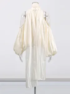 Elegante schulterfreie weiße Chiffonbluse mit Rüschen-Laternenärmeln im französischen Stil