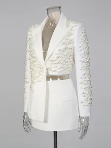 Elegante completo bianco a due pezzi con blazer con perle e minigonna coordinata