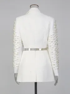 Elegante completo bianco composto da blazer corto e gonna con maniche in perline pesanti