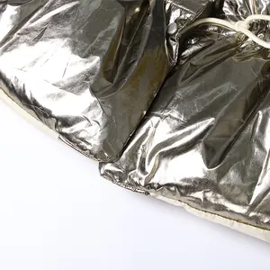 Detailopname van een metallic zilveren gewatteerde bodywarmer met trekkoord en knoopsluiting