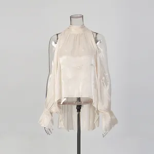 Detailansicht der champagnerfarbenen schulterfreien Chiffonbluse mit Glockenärmeln