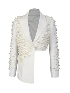 Blazer asimmetrico bianco di lusso con decorazioni di perle molto fitte ed eleganti