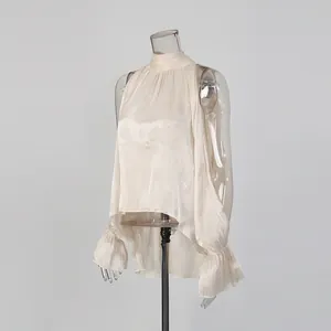 Details der champagnerfarbenen Chiffonbluse mit Rüschenbündchen und Cold-Shoulder-Design