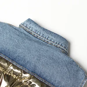 Detail van denim en metallic goudkleurig patchwork vest met kraag en stoftextuur