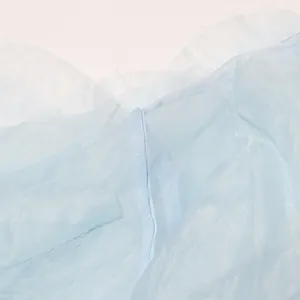 Detaillierte Nahaufnahme der hellblauen, gerüschten und transparenten Stofftextur