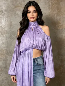Violetter rückenfreier Neckholder-Crop-Top mit langen Ärmeln und asymmetrischem Saum
