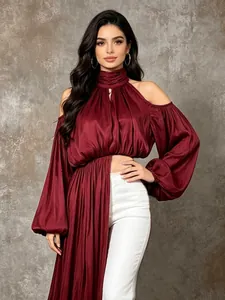 Eleganter weinroter rückenfreier Langarm-Crop-Top mit asymmetrischem Saum