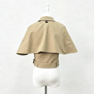 Vue détaillée du dos d'un gilet cape amovible kaki avec ceinture et bouton décoratif