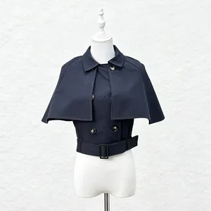 Détail de la veste courte bleu marine avec capelet amovible et ceinture à boucle