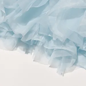 Detailaufnahme der zarten hellblauen Rüschen einer sommerlichen Hemdbluse für Damen