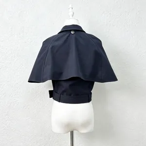 Vue arrière détaillée d'une veste courte bleu marine avec cape amovible et ceinture à la taille