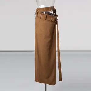 Detailansicht brauner Wildleder-Maxirock mit einzigartigem Mehrgurt-Taillendesign und Schnallen