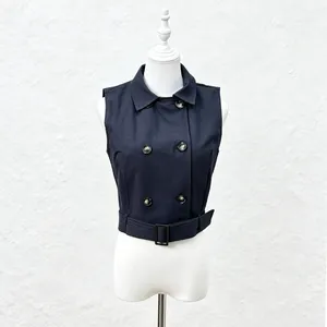 Vue de face du gilet court sans manches bleu marine avec boutons croisés et ceinture