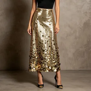 Detailaufnahme eines eleganten goldenen Maxirocks mit glitzernden Pailletten.