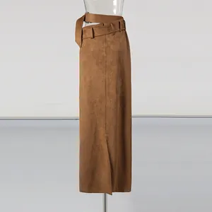 Seitenansicht eines braunen Maxirocks aus Wildlederimitat mit Gürtel und Schlitz.