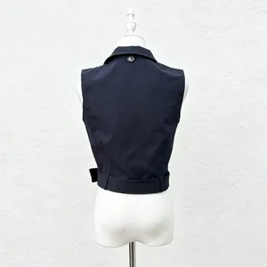 Vue arrière détaillée d'un gilet court sans manches bleu marine sur un mannequin blanc