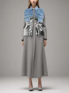 Modieuze lange grijze jas gelaagd met denim en metallic zilveren patchwork vest stijl