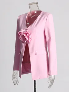 Blazer rose élégant pour femme avec un grand détail de fleur 3D et un col en V.