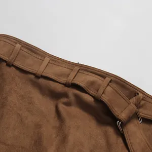 Detailaufnahme einer braunen Wildlederrock-Taille mit Gürtelschlaufen und Metallringen
