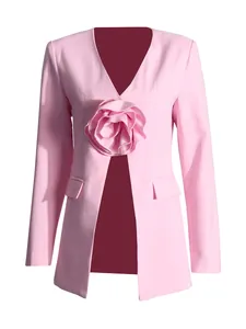 Blazer rose élégant pour femme avec col en V et grand ornement floral en 3D à la taille