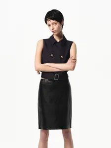Veste sans manches courte élégante pour femme avec ceinture et détails boutonnés