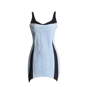 Vestido mini ajustado de tela vaquera azul claro con paneles negros contrastados