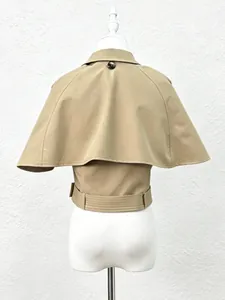 Veste courte kaki moderne avec boléro cape amovible, vue arrière présentée sur un mannequin.