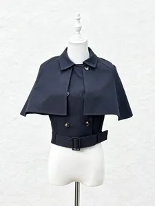 Gilet court bleu marine à double boutonnage avec cape amovible et ceinture sur mannequin