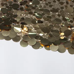Detailansicht von luxuriösem goldenem Paillettenstoff mit schimmerndem Metallic-Finish