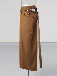 Brauner Kunstleder-Maxirock mit doppeltem Gürtel und modischem Cut-out-Taillendesign.