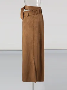 Eleganter langer brauner Wildlederimitat-Rock mit modischem Gürtel und seitlichem Schlitz