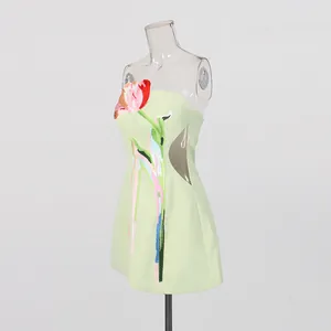 Detailweergave van een lichtgroene strapless jurk in vintage stijl met borduurwerk