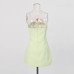 Gedetailleerd achteraanzicht van een lichtgroene Franse retro strapless jurk met rits.